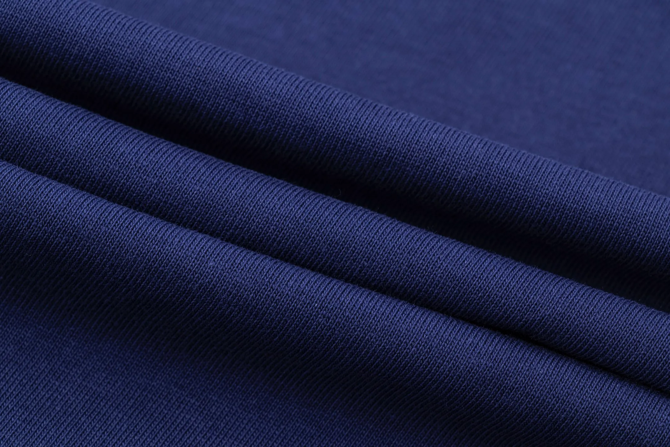 P126 Style number: 509 Ralph Lauren/Ralph Lauren 25ss simultaneously launches one-color horse embroidery round neck short sleeves. The main logo on the neck has a QR code mark, which can be scanned for verification, and the detailed horse logo embroidery is all high-density, all made with imported Tajima machines, which distinguishes low-quality products on the market. 32 counts, 240g hydrophilic toner, 100% cotton fabric, comfortable and soft, highly breathable, focusing on high-end cost-effectiveness, needless to say good quality. Available in a variety of colors, both boys and girls can try this genderless style, giving them a yuppie tone in no time. Immerse yourself in your leisurely style, and have your own style in retro. Natural, vivid, and very French romantic feelings perfectly integrate the youthful atmosphere with the trend. The clever embellishment of the horse logo embroidery carries all the eye-catching points. Color: black, white, navy blue, light gray Size: S-xL S Shoulder width 44 Bust 100 Sleeve length 22 Clothing length 68 M Shoulder width 46 Bust 104 Sleeve length 23 Clothing length 70 L Shoulder width 63 Bust 108 Sleeve length 24 Clothing length 72 xL Shoulder width 50 Bust 112 Sleeve length 25 Clothing length 74